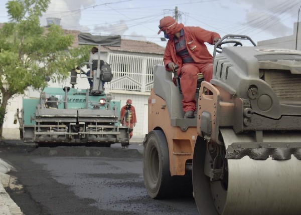 Crato inicia obra de asfaltamento nos bairros Pantanal e Alto da Penha
