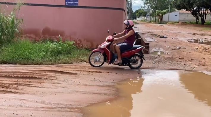 Motoristas e moradores pedem melhorias em ruas esburacadas e alagadas no bairro Lagoa seca