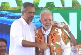 Elmano de Freitas presenteia Lula com “gibão cearense” de Espedito Seleiro em visita do presidente ao Ceará
