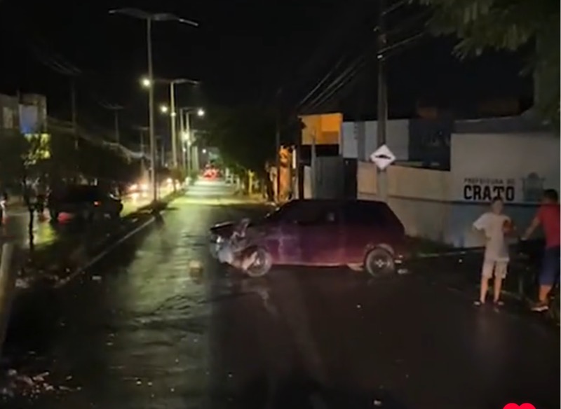 Acidente na perimetral Dom Francisco deixa poste caído e motorista ferido em Crato