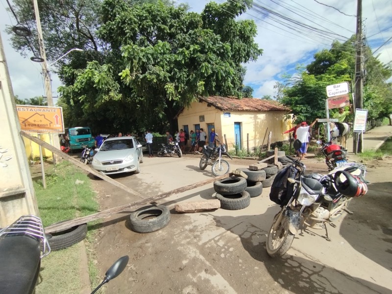 Moradores do sítio Logradouro fazem protesto e bloqueiam via de acesso em Juazeiro do Norte; assista ao vivo