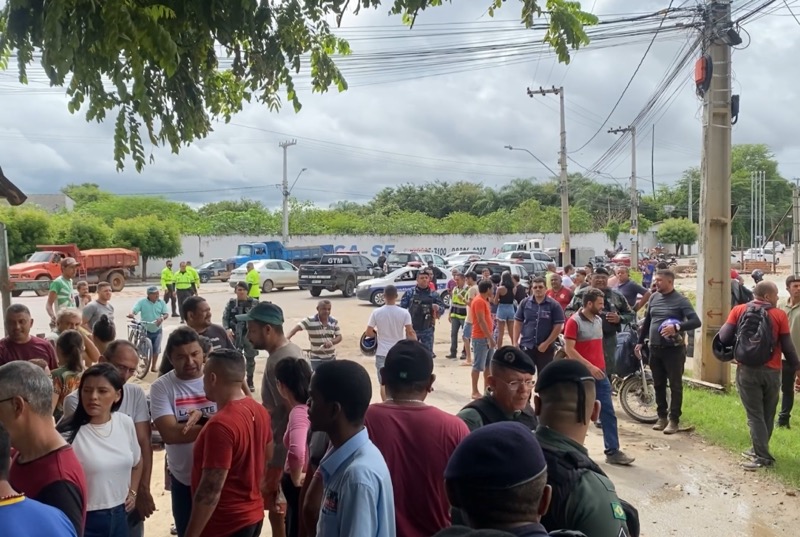 Moradores liberam via do sítio Logradouro após secretários se comprometerem com obras de melhoria da estrada