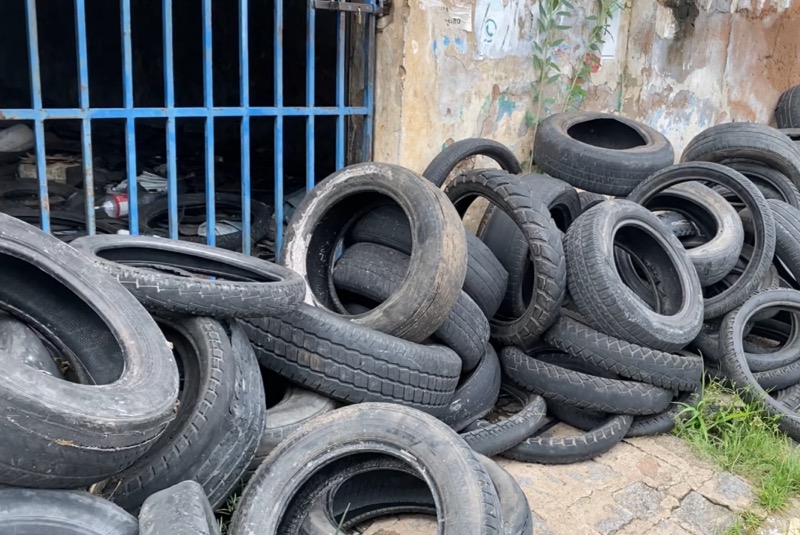 Pneus acumulados em antiga usina de reciclagem incomodam população da rua do Seminário, em Juazeiro do Norte