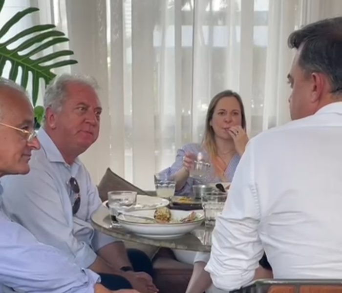 Fernando Santana e Gilmar Bender são vistos almoçando juntos em Fortaleza; assista
