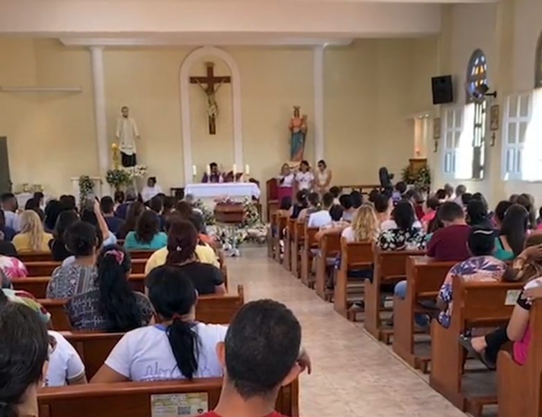 AO VIVO: familiares e amigos se despedem da agente de saúde vítima de latrocínio em Juazeiro do Norte