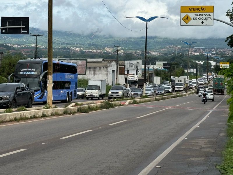 AO VIVO: colisão entre carros na avenida Padre Cícero provoca engarrafamento no trânsito em Crato