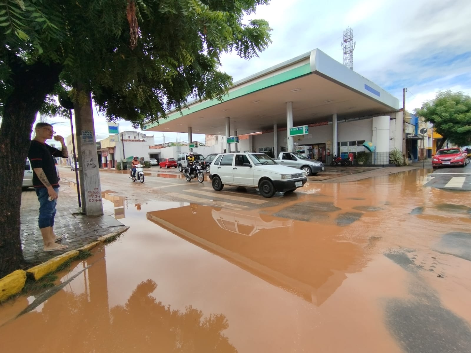 AO VIVO: chuva de 94 milímetros deixa ruas bastante alagadas no centro do Crato