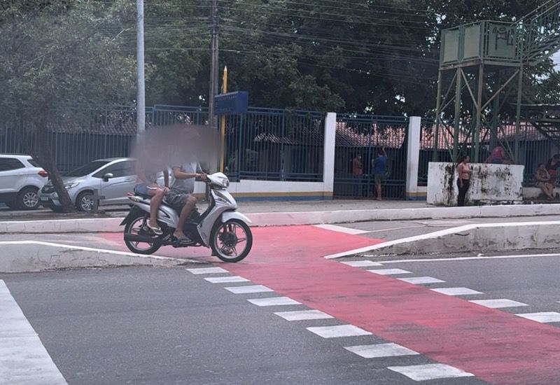 Flagrante: motoristas descumprem leis de trânsito e atravessam canteiro avenida Padre Cícero pela faixa de pedestre
