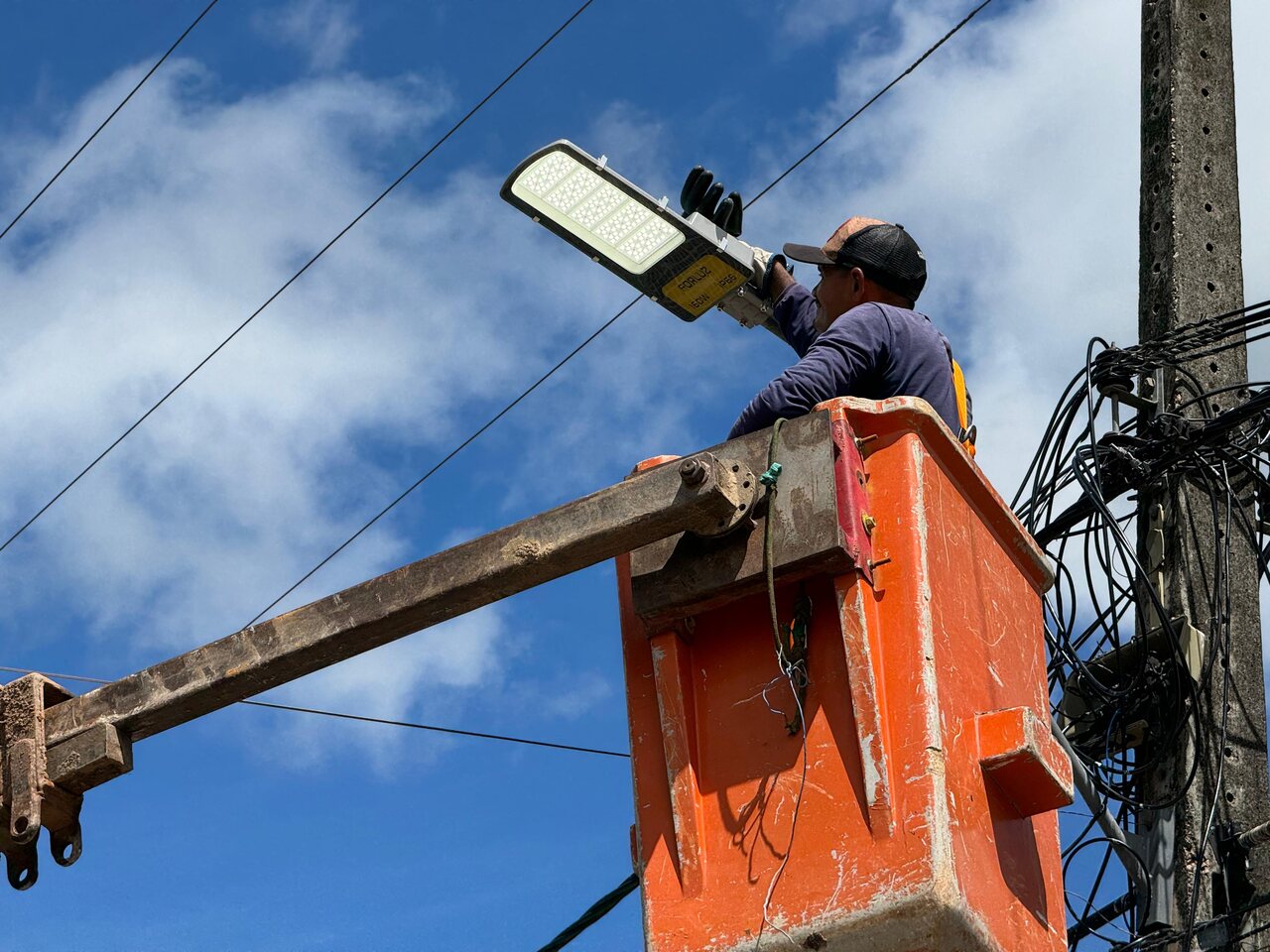 Prefeitura de Farias Brito Moderniza Iluminação Pública com a Instalação de Mais de 100 Lâmpadas de LED