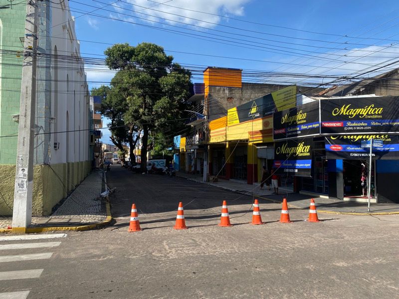 AO VIVO: caminhão-baú esbarra em fiação elétrica e derruba postes no centro da cidade do Crato