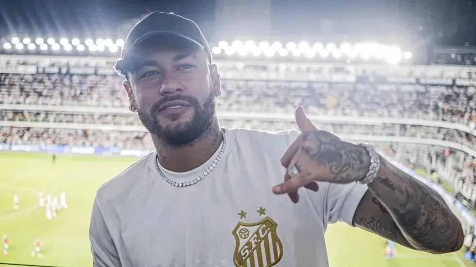 Neymar tem acordo verbal para voltar ao Santos, diz jornalista italiano