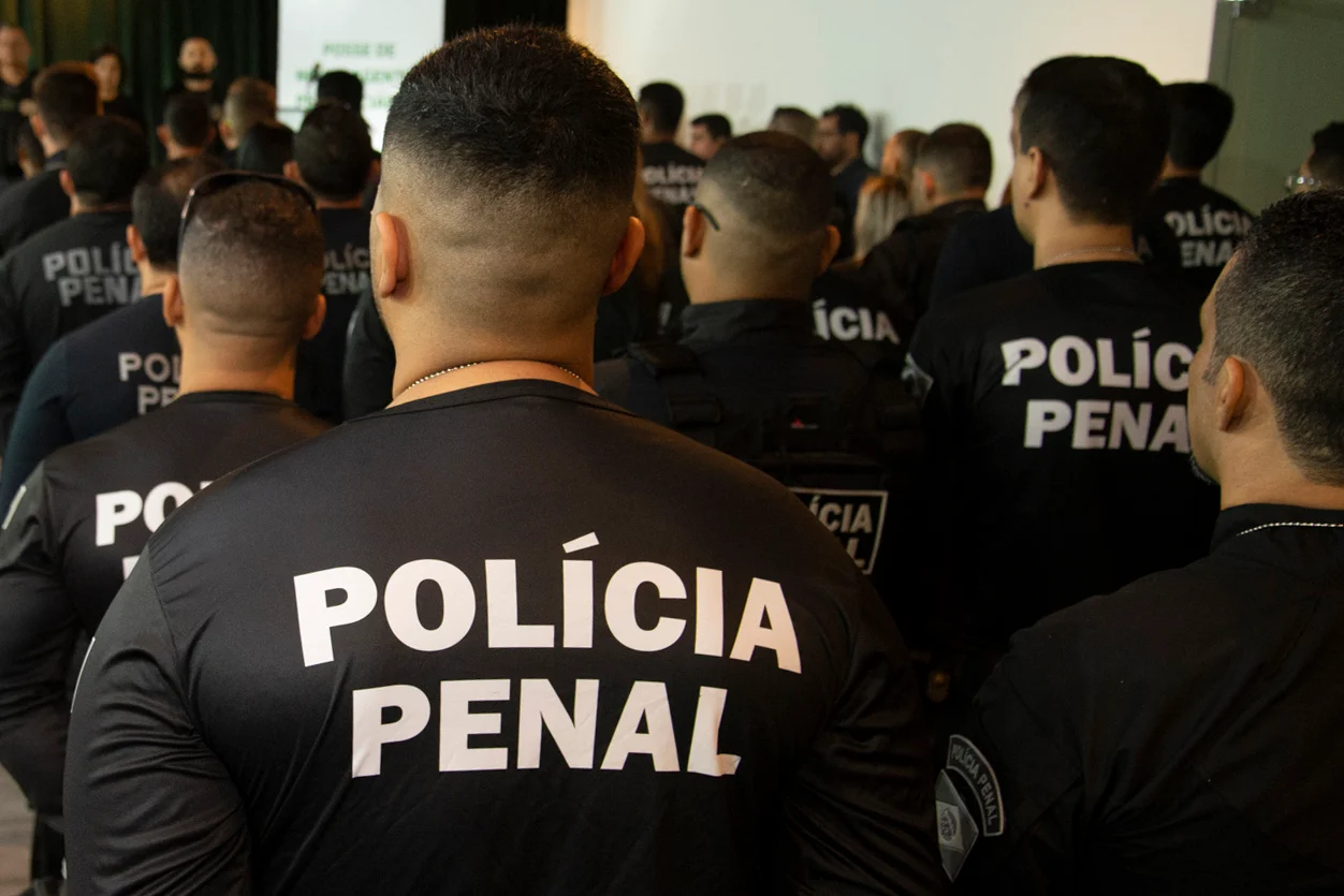 Elmano anuncia projeto que amplia repasse para aquisição de fardamento de policiais penais