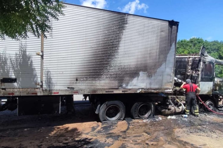 Carreta carregada de água sanitária pega fogo na CE-350