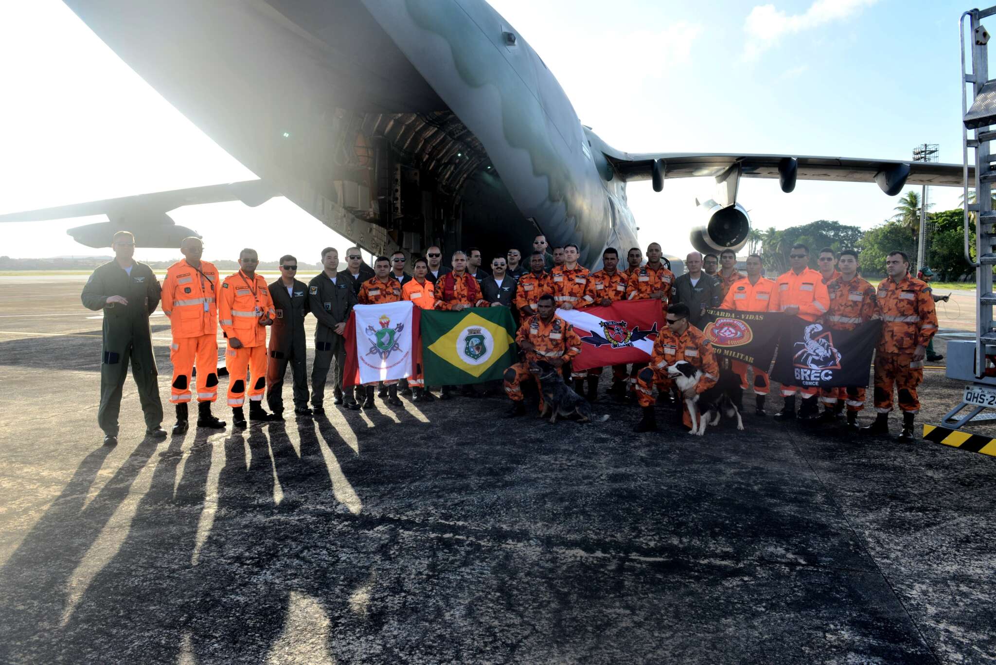 Bombeiros do Ceará embarcam para trabalhar no resgate das vítimas de enchentes no Rio Grande do Sul
