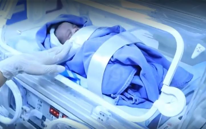 Bebê nasce saudável após gestação rara fora do útero, no abdome da mãe; caso ocorreu em Barbalha
