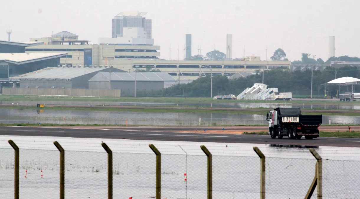 Com voos cancelados, aeroporto de Porto Alegre permanece fechado