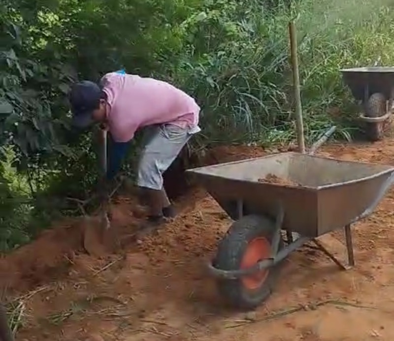 Moradores se revoltam e consertam estrada por conta própria em Araripe