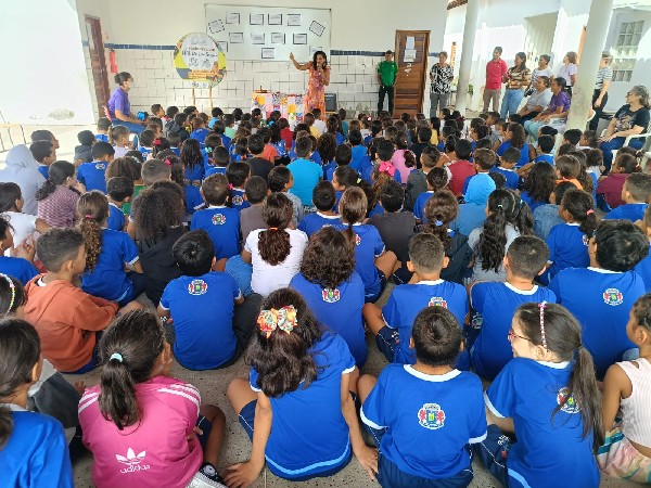 Estudantes da rede municipal de Juazeiro do Norte celebram mês do livro