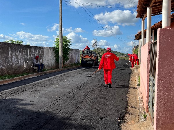 Prefeitura asfalta 10 ruas no bairro Gisélia Pinheiro através do Programa Caminhos do Crato
