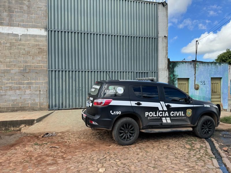 AO VIVO: Polícia Civil chega a galpão em Juazeiro do Norte onde está estacionado suposto carro usado na morte de Erasmo Morais
