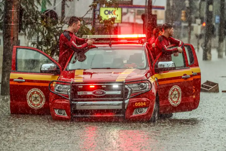 Chuva volta a alagar bairro que já tinha secado em Porto Alegre
