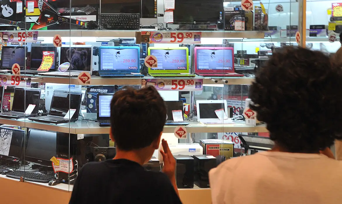 Preços de eletrônicos caem 3,6% em 2024, apesar da alta do dólar
