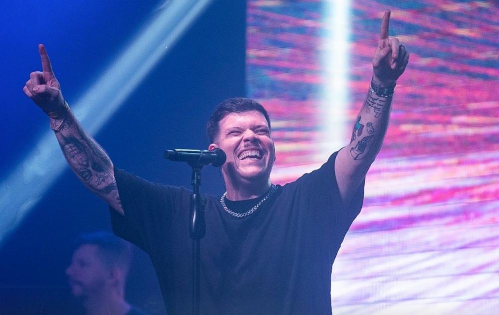 Cantor Ferrugem se apresenta na Festa do Pau da Bandeira de Barbalha nesta terça-feira