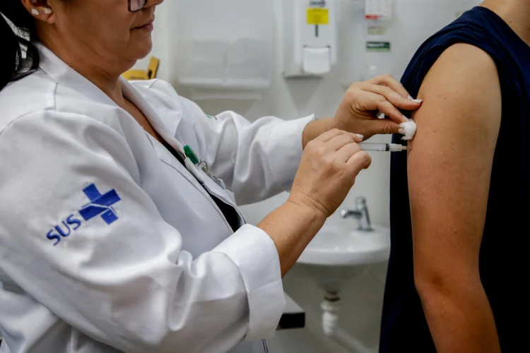 Campanha de vacinação contra a gripe começa nesta segunda-feira