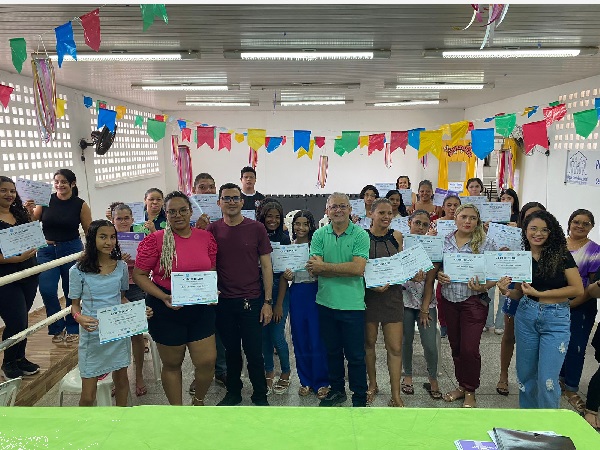 Telecentros de Juazeiro do Norte entregam certificados de curso de qualificação profissional
