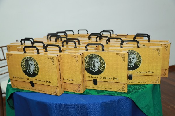 Solenidade em Juazeiro do Norte marca lançamento de livro em homenagem aos 180 anos do Padre Cícero