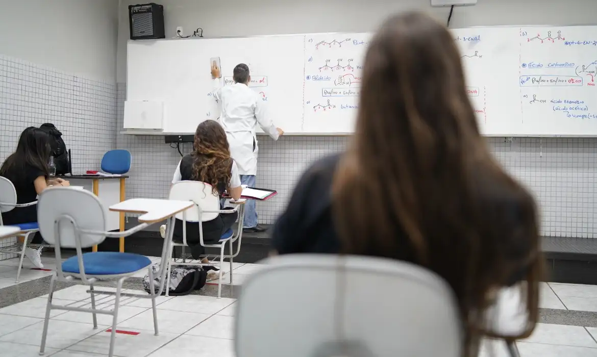 Diretores de escolas estaduais: cai número de contratado por indicação