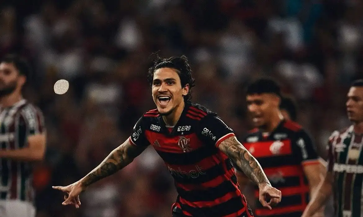 Flamengo bate Fluminense com gol de pênalti e segue líder do Brasileirão
