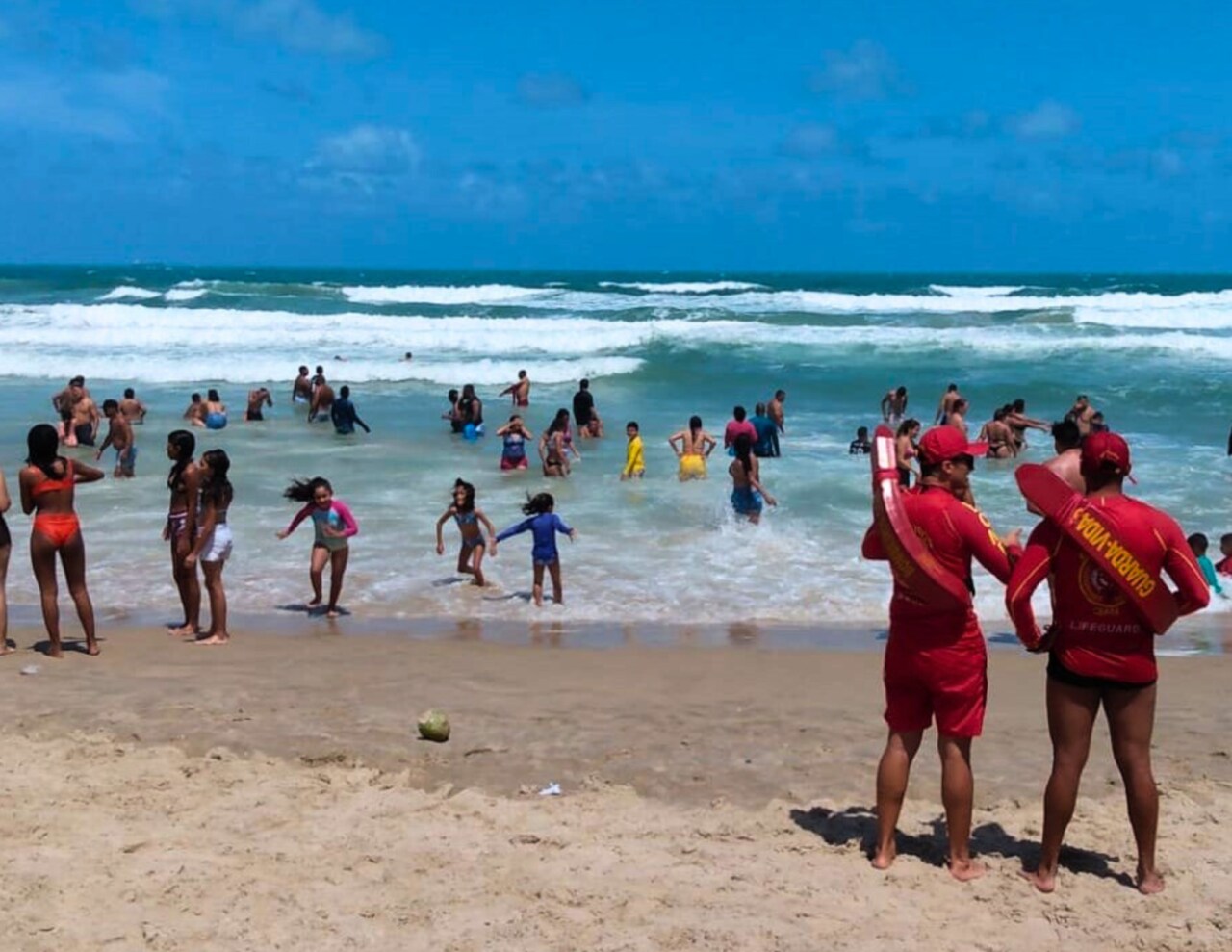Brasil registra três mortes ao dia de crianças e jovens por afogamento