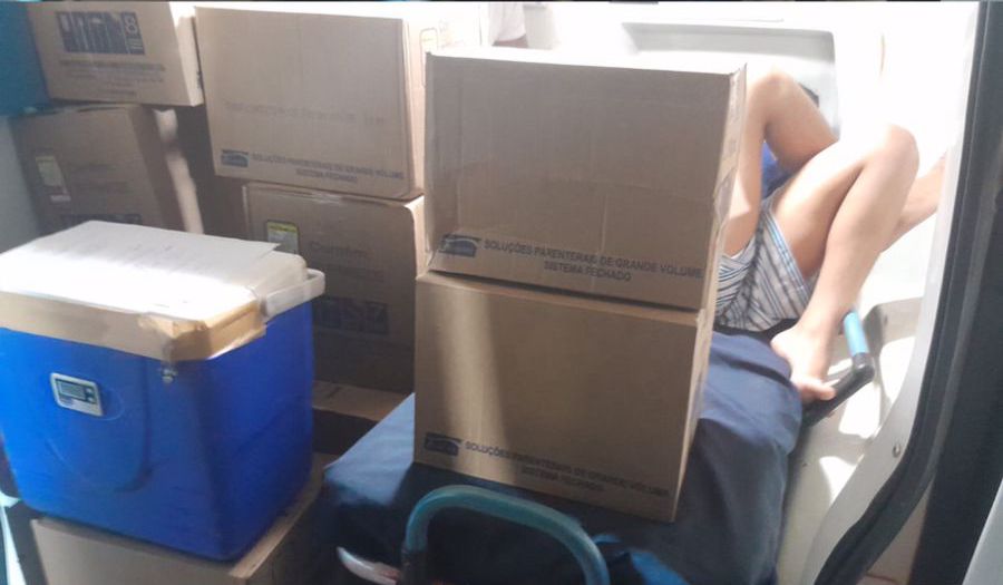 Caixas de medicação são transportadas de forma irregular ao lado de um paciente, numa ambulância de Araripe