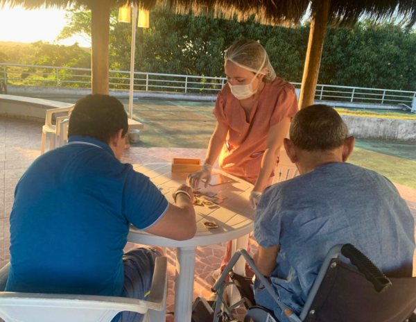 Jogos como xadrez e quebra-cabeça ajudam na reabilitação de pacientes na Casa de Cuidados do Ceará