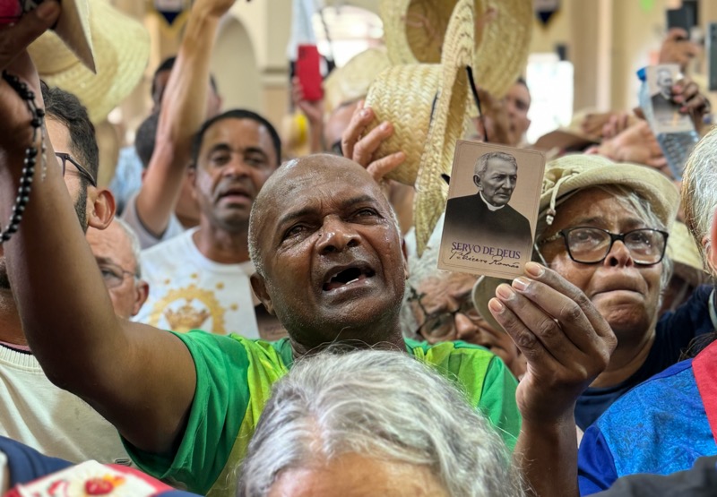 Romeiros se despedem e demonstram fé durante bênção dos chapéus na Basílica de Nossa Senhora das Dores