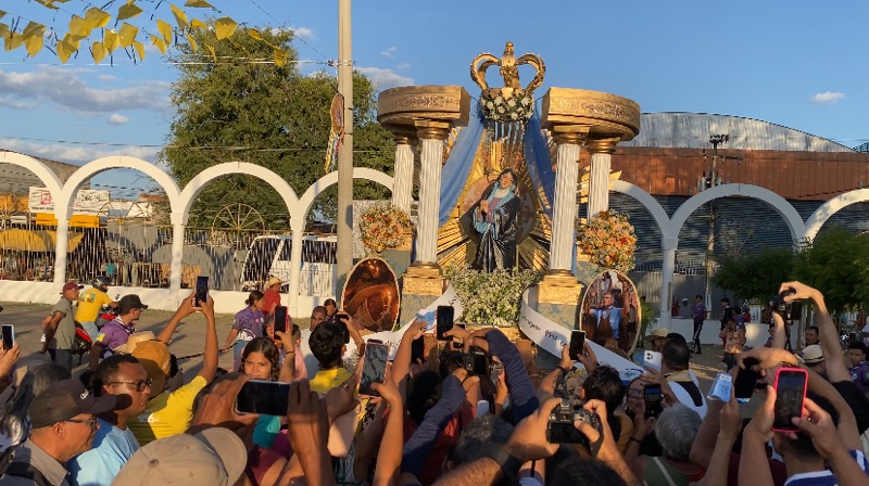 Fiéis lotam ruas de Juazeiro do Norte para acompanhar procissão de Nossa Senhora das Dores