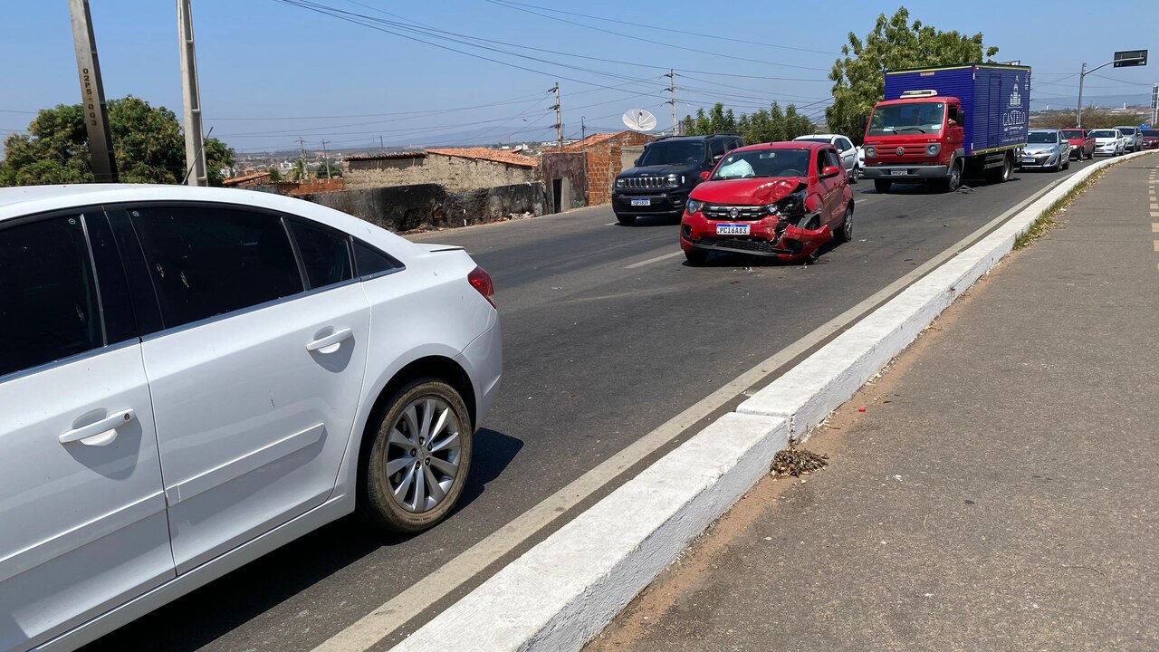AO VIVO: acidente entre dois carros é registrado na avenida Leão Sampaio, em Juazeiro do Norte