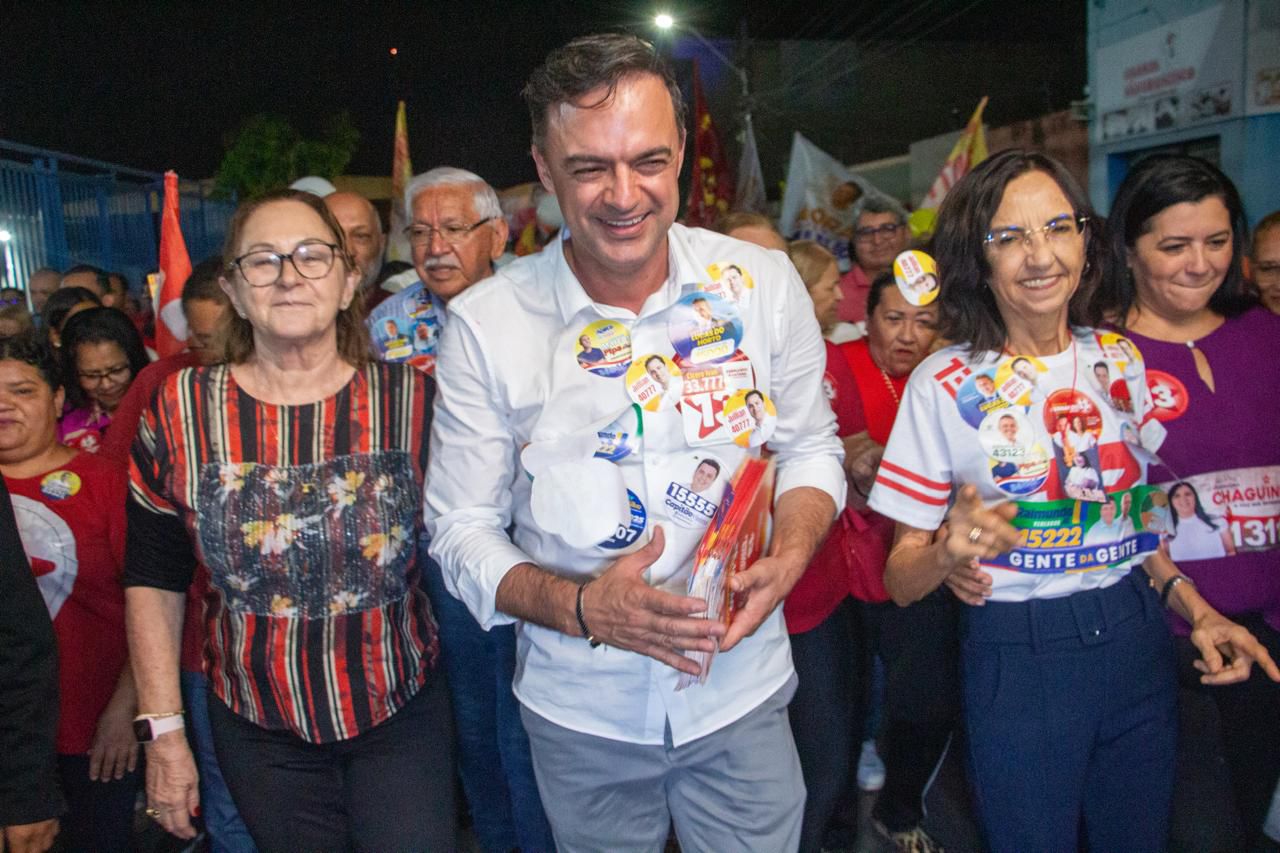 Fernando Santana realiza caminhada nos bairros Pirajá e Franciscanos
