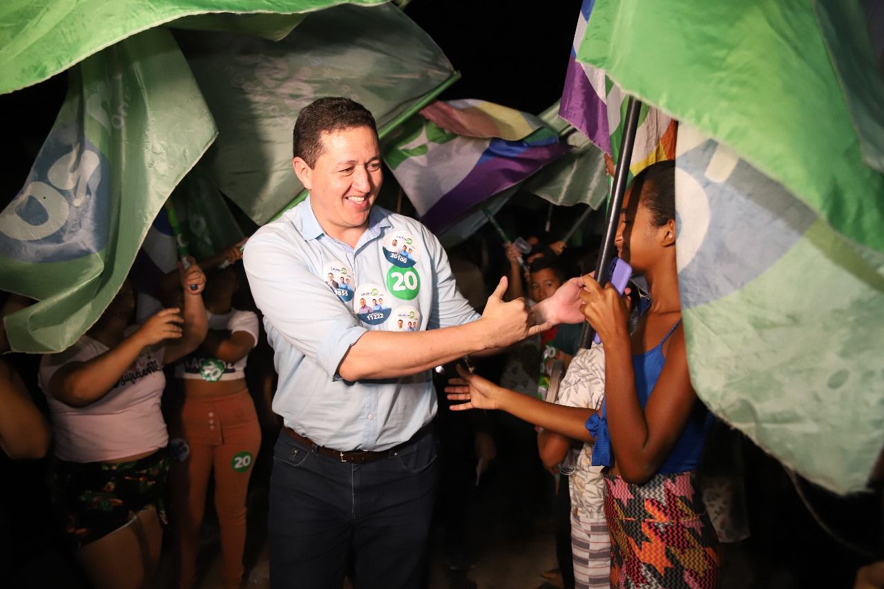 Em caminhada na Vila Nova, Glêdson repercute pesquisa eleitoral divulgada nesta quinta-feira