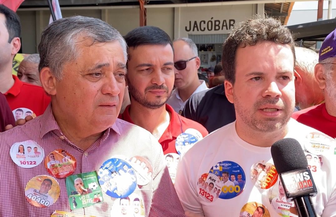 Guimarães participa de ato de campanha com Guilherme Saraiva e Vevé Siqueira na feira livre de Barbalha