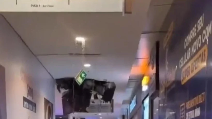 Partes do teto de Shopping em Maracanaú desabam após vazamento