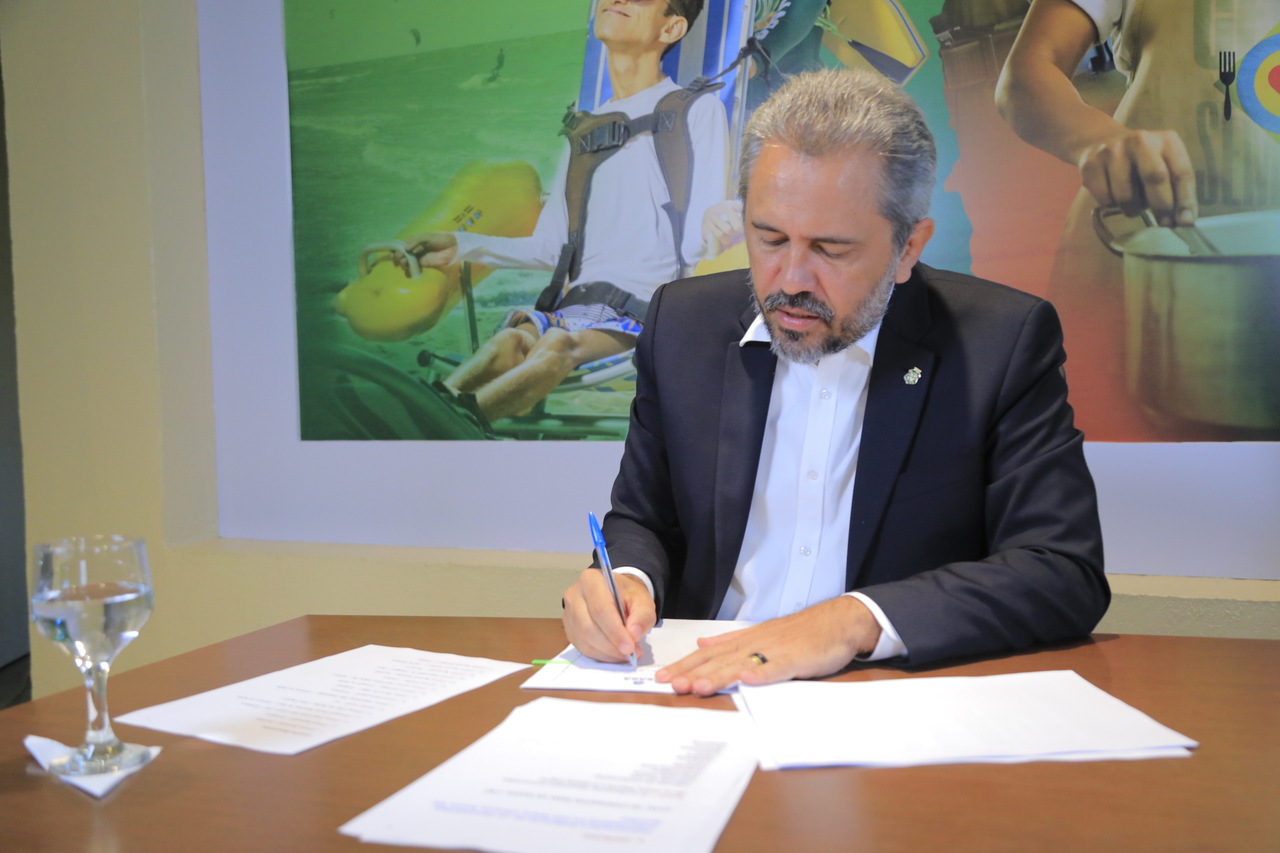 Governador Elmano anuncia prorrogação de concurso da Uece e parcelamento do ICMS de Natal