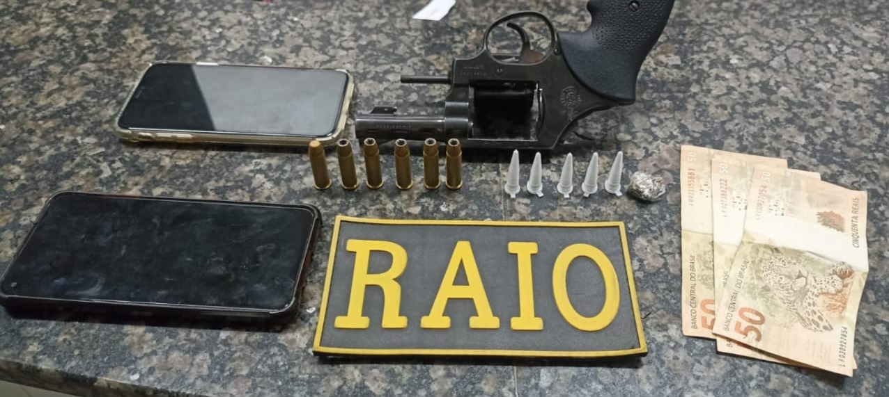 Polícia Militar prende homem e apreende revólver e drogas no Crato
