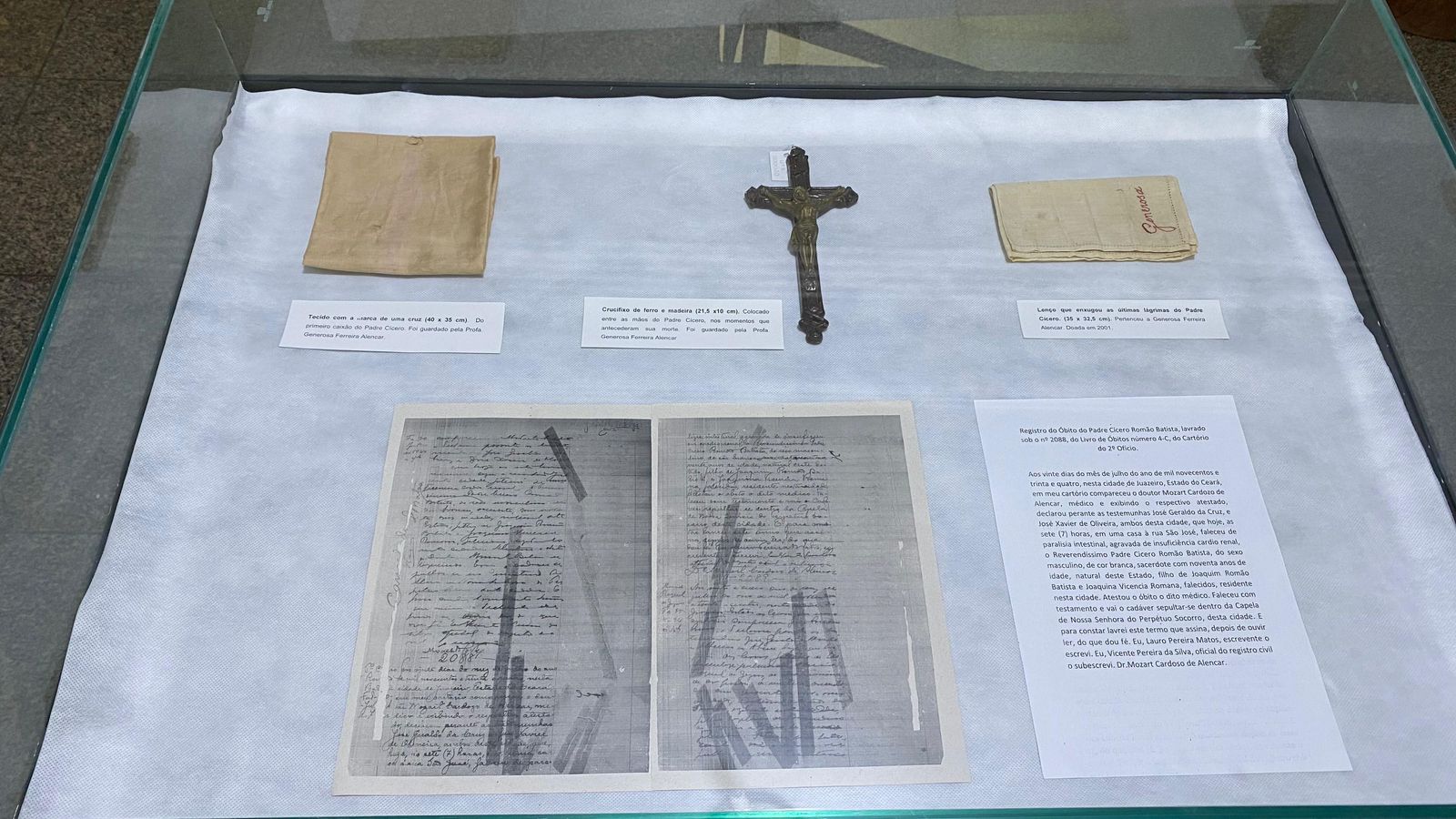 Exposição em Juazeiro traz pano usado para enxugar última lágrima do Padre Cícero e cruz posta na mão do sacerdote, antes de morrer