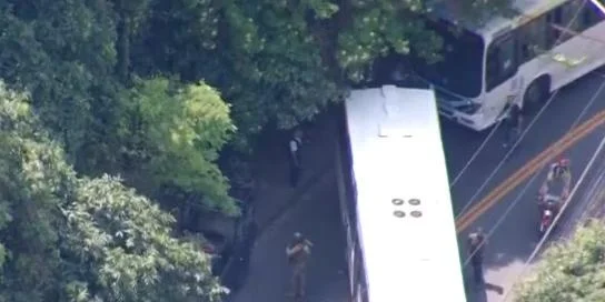 Criminosos sequestram 9 ônibus para fechar rua durante operação no Rio