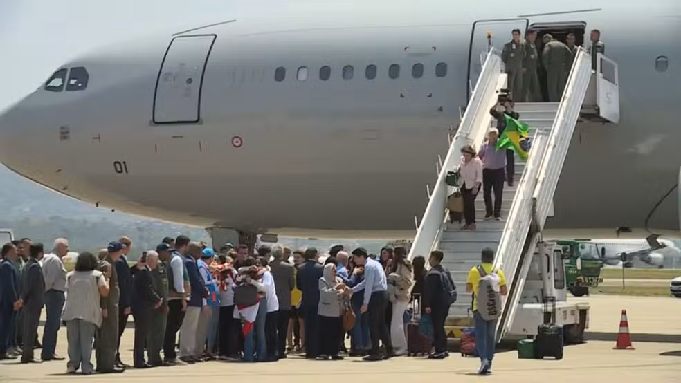 Chega a SP décimo terceiro voo com 150 repatriados do Líbano