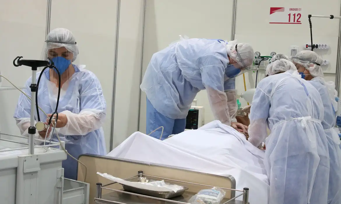 Número de médicos no Brasil quase dobra nos últimos 14 anos