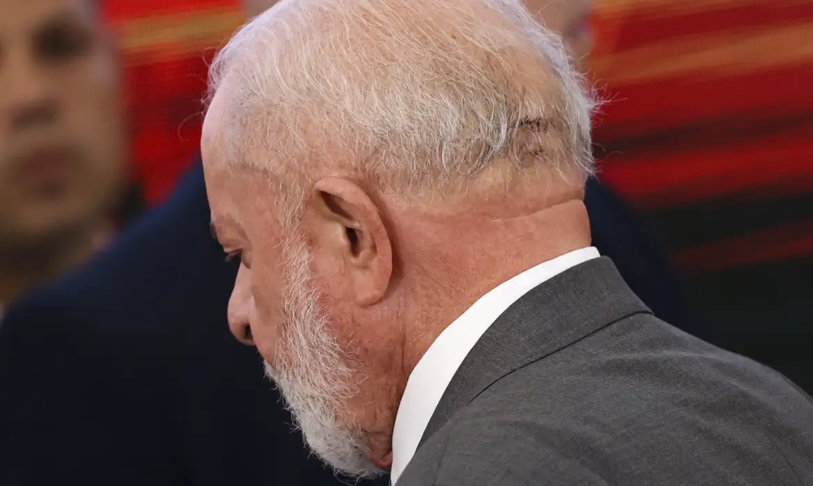 Lula é operado às pressas em São Paulo após sentir dor na cabeça