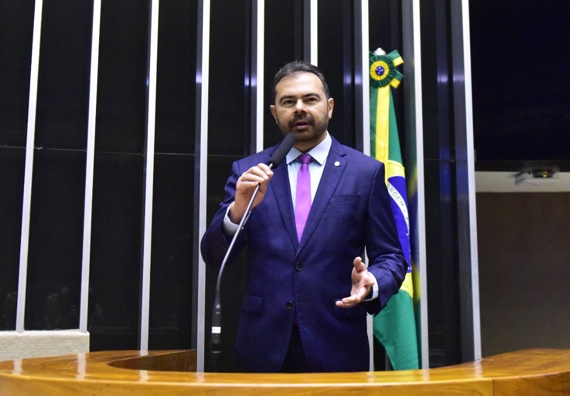 Deputado Idilvan Alencar assina proposta pelo fim da escala 6×1